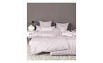  Bettwäsche Modernclassic in der Größe 135 x 200 cm und in der Farbausführung rosa, auf einem Bett bezogen