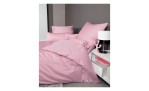 Mako-Satin Kissenbezug Colors, in der Größe 40 x 40 cm und in der Farbausführung rosa, auf einem Bett bezogen mit der passenden Bettwäsche und weiteren Kissen