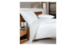 Feinbieber-Bettwäsche Davos, in der Größe 155 x 200 cm und in der Farbausführung weiß, auf einem Bett bezogen