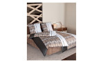 -Satin Bettwäsche Milano in der Größe 135 x 200 cm und in einer Mehrfarbigen Farbausfürhung mit einem Bett und Deko.