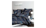 Mako-Satin Bettwäsche 87065 J. D. in der Größe 155 x 220 cm und in der Farbausführung beige, anthrazit, blau kariert und liniert auf einem Bett bezogen mit Deko 