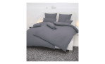 Serrsucker Bettwäsche Piano in der Größe 135 x 200 cm und in der Farbausführung Grau, auf einem Bett bezogen mit Deko