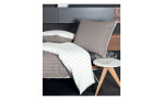 Seersucker Wendebettwäsche Tango in der Größe 135 x 200 cm und in der Farbausführung braun, weiß, gestreift, auf einem Bett bezogen mit Deko
