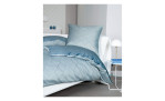 Mako-Satin Bettwäsche J.D. in der Größe 200 x 200 cm und in der Farbausführung Blau, auf einem Bett bezogen