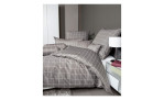 Mako-Satin Bettwäsche Modernclassic in der Größe 155 x 220 cm und in der Farbausführung beige, braun, gestreift und kariert, auf einem Bett bezogen