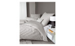 Mako-Satin Bettwäsche Modernclassic in der Größe 135 x 200 cm und in der Farbausfürhung beige, braun, gestreift, auf einem Bett bezogen