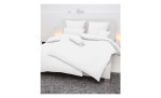 Seersucker Bettwäsche Pianp in der Größe 135 x 200 cm und in einer weißen Ausführung, auf einem Bett bezogen