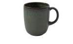 Der Becher Lave vert 400 ml von Villeroy & Boch ist ein dunkelgrüner Steingutbecher mit rundem Henkel auf weißem Grund.