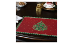 Gobelin Platzset Toy's Delight 32 x 48 cm in rot mit grünem Tannenbaum in der Mitte auf einem Tisch.