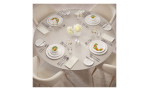 Ein runder Tisch für vier Personen, gedeckt mit Brotteller Afina 17 cm Weiß Bone China Tellern, Besteck, Salaten, Weingläsern und Blumen.