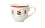 Villeroy & Boch Espressotasse Toys Delight: weißer Porzellanbecher mit rotem Rand, Stechpalmenblättern und schaukelndem Pferdereiter.