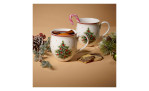Zwei Villeroy & Boch Becher-Set Toys Delight mit Getränken, Keksen, Tannenzapfen und festlichen Dekorationen.