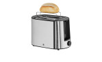Der WMF Toaster Bueno Pro aus Edelstahl in Silber mit Brötchen auf dem integrierten Warmhalter.