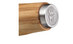 Nahaufnahme des Griffs des WMF Gemüsemessers Grand Wood 9 cm aus Olivenholz mit einer Endkappe aus Metall, auf der das Logo eingraviert ist.