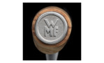 Nahaufnahme des WMF Gemüsemessers Grand Wood 9 cm Olivenholzgriff und Stahlkappe mit eingravierten WMF Initialen.