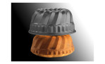 Eine Kaiser Mini-Gugelhupfform Inspiration 16 cm und Kuchen haben das gleiche Rillenmuster, Kuchen unter der Form.
