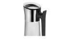 Der WMF Wasserkaraffe Basic 1,5 l hat einen transparenten Glaskörper, einen glänzenden Metalldeckel und einen eleganten schwarzen Griff.