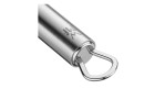 Nahaufnahme des Griffs der WMF Knoblauchpresse Profi Plus in silberfarbenem Edelstahl mit Metallaufhängeschlaufe und Logo.