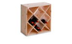 Das Weinregal 52 x 25 x 52 cm ist ein beigefarbenes Holzregal mit diagonalen Einlegeböden, das fünf Weinflaschen fasst.