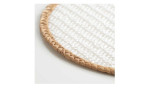 Nahaufnahme eines Platzsets Nature 38 cm mit einem braunen geflochtenen Rand und einer weißen strukturierten Mitte auf einer weißen Oberfläche.