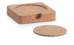Glasuntersetzer-Set 6-tlg: Quadratischer Korkhalter mit beigem Material, ein runder Untersetzer teilweise innen, einer außen.