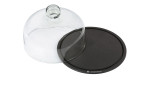 Eine transparente Glaskuppel ruht teilweise auf einem Käseglocke mit Glasdeckel 23 cm Tablett mit Zassenhaus am Rand.