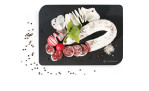 Geschnittene Salami, Radieschen, Grünzeug und weißes Gemüse auf Schneidbrett Comfort Plus 28x20 cm, mit Pfeffer und Salz.