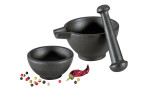 Mörser-Set 3 tlg. mit Schälchen, getrocknetem Chili und Pfefferkörnern auf weißem Hintergrund.