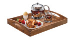 Das Tablett 36 x 44 cm enthält eine Teekanne, einen Becher, Croissants, Erdbeeren und ein gekochtes Ei in warmen Holzfarbtönen.