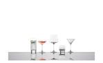 Fünf Zwiesel Glas Gin-Tonic-Glas Echo, jedes 10 cm hoch, sind auf einem reflektierenden weißen Hintergrund aufgereiht.
