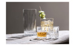 Vier Zwiesel Glas Schnapsglas Show 4er (5 cm) sitzen auf einer hellen Fläche - zwei gefüllt, zwei leer, leichte Schatten sichtbar.