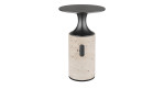 Die Globo LED-Tischleuchte Travertin 18,5 cm hat einen Sockel aus Travertin und eine schwarze runde Platte. Leuchtmittel inklusive.