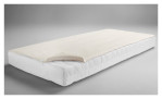 Die Molton-Matratzenauflage 90 x 200 cm in Beige liegt teilweise gefaltet auf einer weißen Matratze, abgebildet auf grauem Hintergrund.