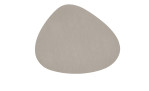 Hellbeiges Tischset Kaja 37 x 44 cm, unregelmäßig oval und glatt-ideal für Möbel oder textile Akzente.