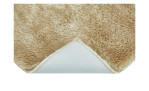Eine Nahaufnahme der andiamo Badematte Florida 50 x 80 cm von Andiamo, taupe und fuzzy mit rutschfester Rückseite gezeigt.