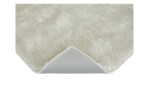 Eine Nahaufnahme der andiamo Badematte Florida 60 cm in Beige mit einer umgedrehten Ecke, die die rutschfeste Unterseite zeigt.