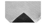 Andiamo andiamo Teppich Arezzo 160 x 230 cm in hellgrau Synthetikfaser, Ecke umgeschlagen, so dass die schwarze Anti-Rutsch-Rückseite sichtbar wird.