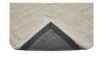 LUXOR living Teppich Loano, 80 x 150 cm, beiger Kunstfellteppich mit einer umgedrehten Ecke, die den grauen, strukturierten Rücken zeigt.