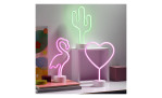 Drei Casa Nova LED-Fun-Leuchten in Flamingo-, Kaktus- und Herzform aus Kunststoff auf einem weißen Tisch mit Büchern.