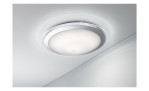 Casa Nova LED-Deckenleuchte Era mit weißer mattierter Abdeckung, bündig an der Decke in der Nähe eines Spiegels montiert.