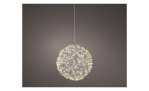 Die LED-Kugel 28 cm, ein silberner, kugelförmiger Anhänger aus ineinander verschlungenen Metalldrähten mit integrierter Glühbirne, leuchtet gegen die Dunkelheit an.