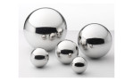 Fünf Casa Nova Metall-Kugeln (7,5 cm) aus Silber sind auf einer schlichten weißen Fläche gruppiert.