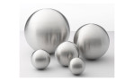 Fünf unterschiedlich große Casa Nova Metall-Kugeln 6 cm in Silber matt, ausgestellt auf einer weißen Fläche mit hellem Hintergrund.