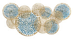 Metall-Wanddeko Kreise von Casa Nova: goldfarbene, perforierte Kreise vor blauem Hintergrund.