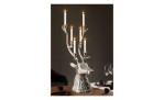Hirsch-Kerzenhalter 73 cm aus Aluminium in der Farbe silber. Auf einem dekorierten Hintergrund mit sechs Kerzen aud den Hlatern.