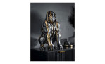 Gorilla 45 cm in silber gold und schwarz aus Kunststoff. Auf einem deorierten hintergrund.