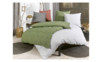 Renforce-Bettwäsche 135 x 200 cm in grün-weiß gepunktet, mit verschiedenen Kissen, in einer modernen Schlafzimmereinrichtung.