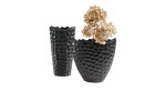 Zwei schwarze, strukturierte Vasen 30 cm aus Metall; eine mit Trockenblumen als stilvolle Deko auf weißem Hintergrund.