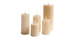 Fünf LED-Echtwachskerzen mit 10 cm Durchmesser und unterschiedlicher Höhe, gruppiert auf weißem Hintergrund.