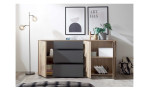 Sideboard Nancy, in der Farbausführung Viking Oak mit grau, in einem Raum stehend mit Deko, mit offenen Schubladen und Türen, Frontansicht